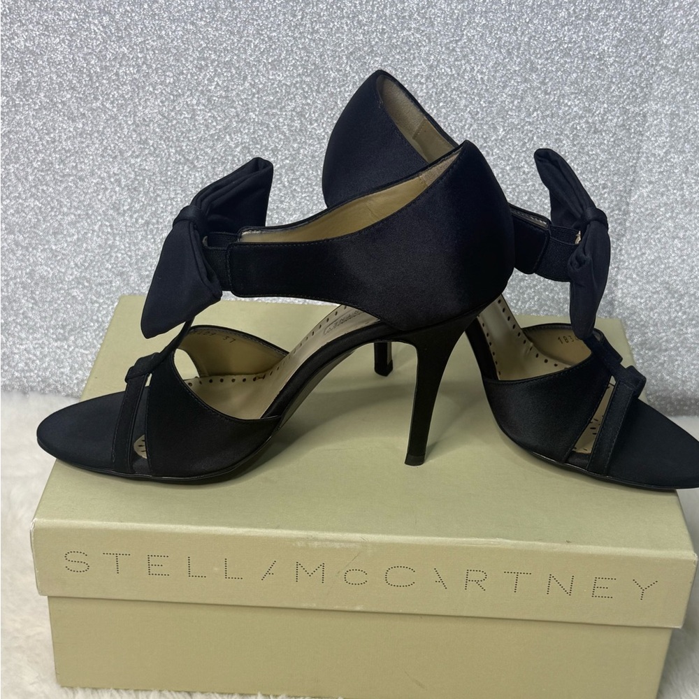 Stella McCartney Black Bow T-Strap Heels - Picture 3 of 12